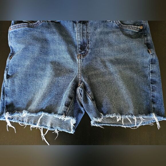 Simply Vera Wang Jean Shorts with Raw Hem. Size 14L - Picture 2 of 5